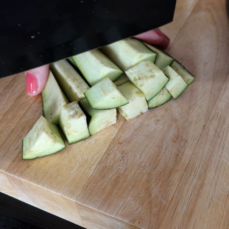 Bước 1 Sơ chế cà tím chuẩn vị Cà tím xào trứng