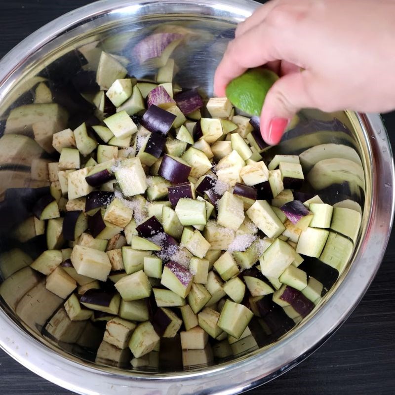 Bước 1 Sơ chế cà tím chuẩn vị Cà tím xào trứng