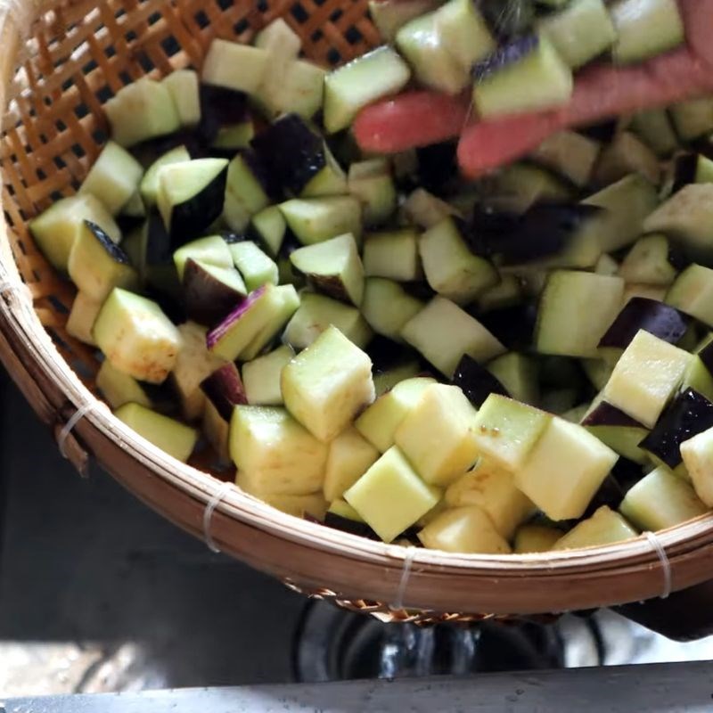 Bước 1 Sơ chế cà tím chuẩn vị Cà tím xào trứng