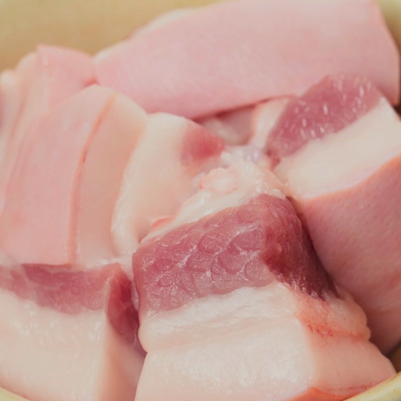 Bước 1 Sơ chế cá trắm và thịt ba chỉ Cá trắm kho riềng miền Bắc