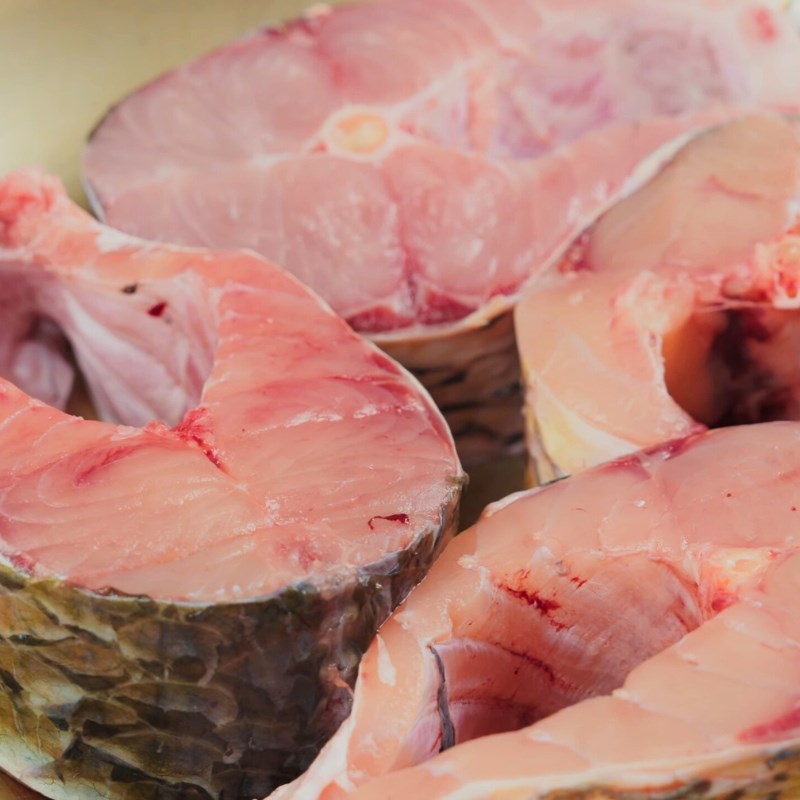 Bước 1 Sơ chế cá trắm và thịt ba chỉ Cá trắm kho riềng miền Bắc