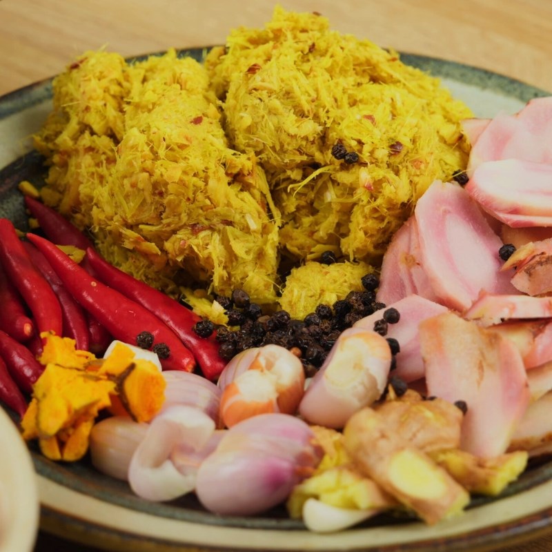 Bước 1 Sơ chế cá trắm và thịt ba chỉ Cá trắm kho riềng miền Bắc