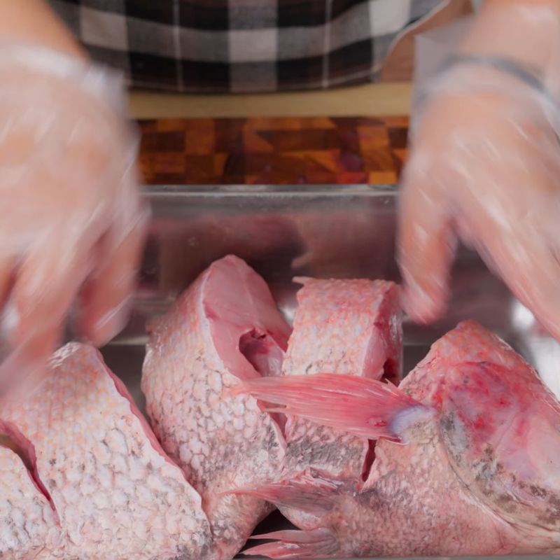 Bước 1 Sơ chế cá và các nguyên liệu hấp kèm Cá hấp đinh lăng