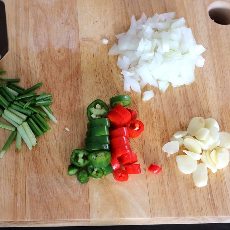 Bước 3 Sơ chế các nguyên liệu khác Cà tím xào trứng