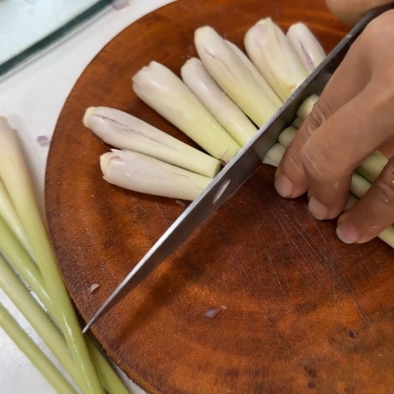 Bước 2 Sơ chế các nguyên liệu khác Gà nòi hầm sả