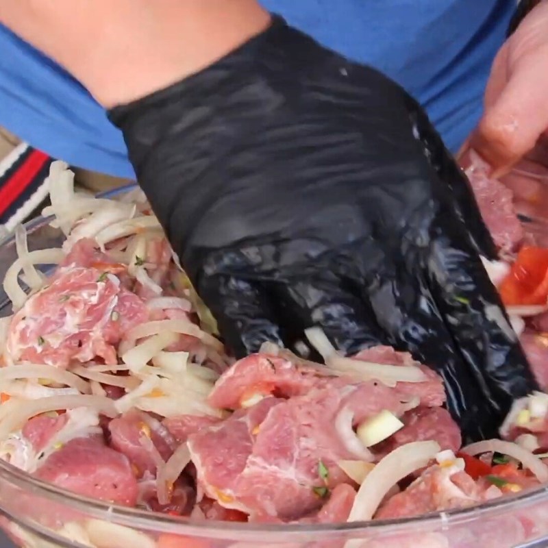 Bước 2 Sơ chế các nguyên liệu khác và ướp thịt heo Thịt nướng kiểu Nga