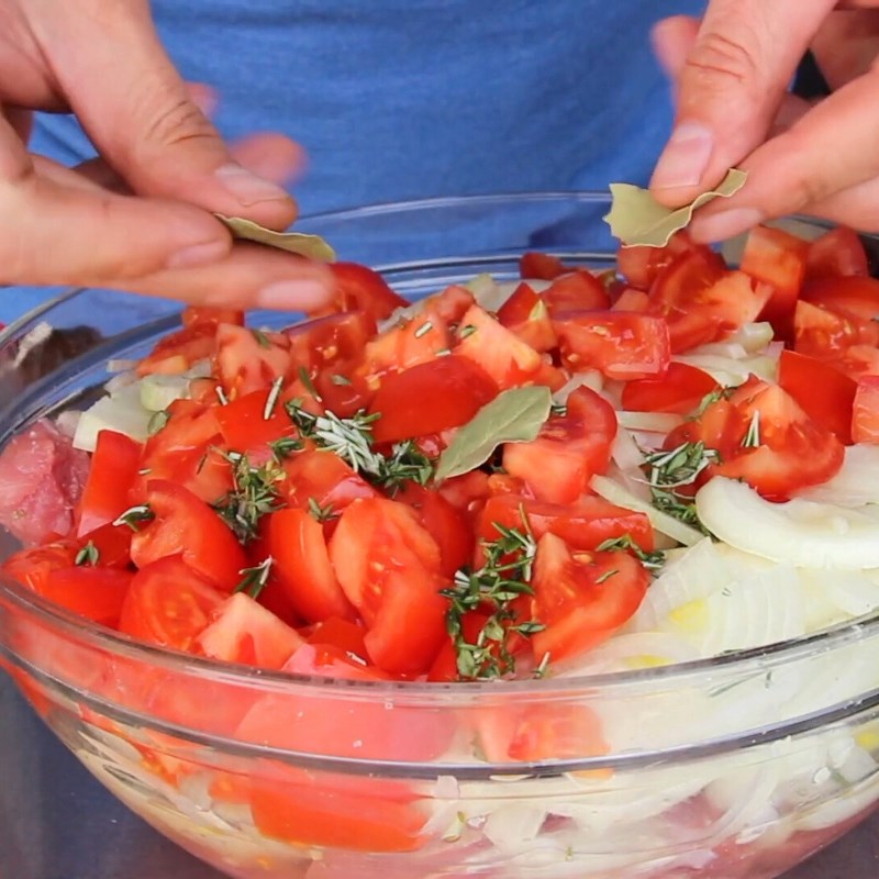 Bước 2 Sơ chế các nguyên liệu khác và ướp thịt heo Thịt nướng kiểu Nga