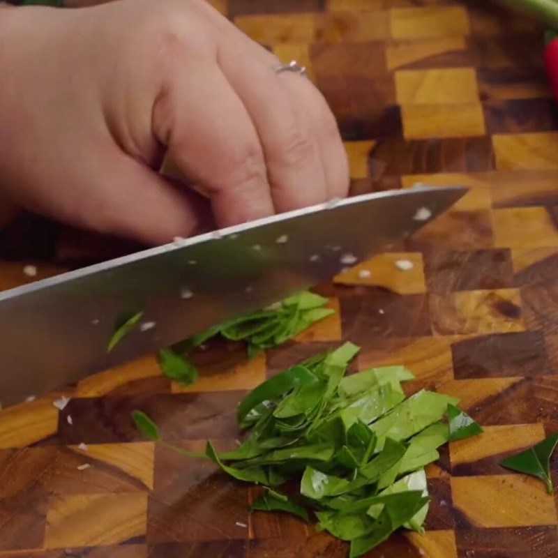 Bước 2 Sơ chế các nguyên liệu phụ Gà xào sả ớt miền Bắc