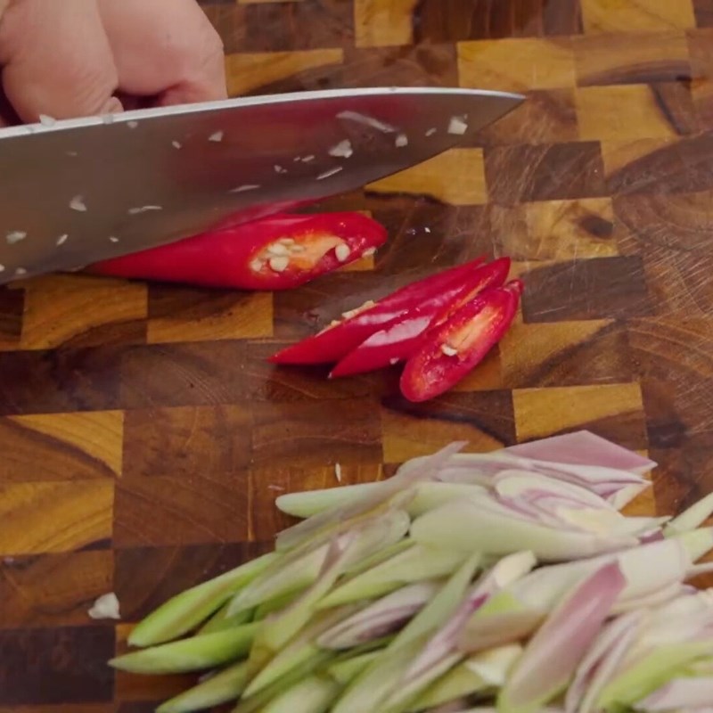Bước 2 Sơ chế các nguyên liệu phụ Gà xào sả ớt miền Bắc