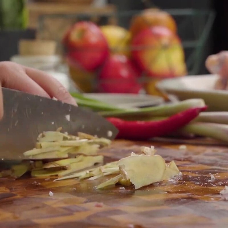 Bước 2 Sơ chế các nguyên liệu phụ Gà xào sả ớt miền Bắc