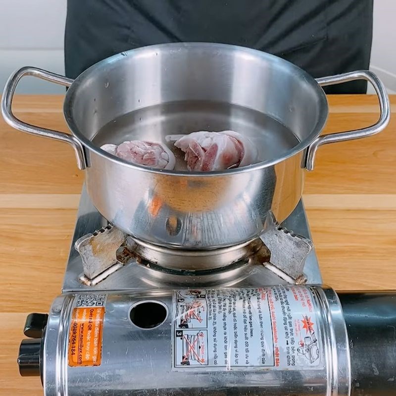 Bước 2 Sơ chế chân giò heo và thịt băm Cháo ấu tẩu