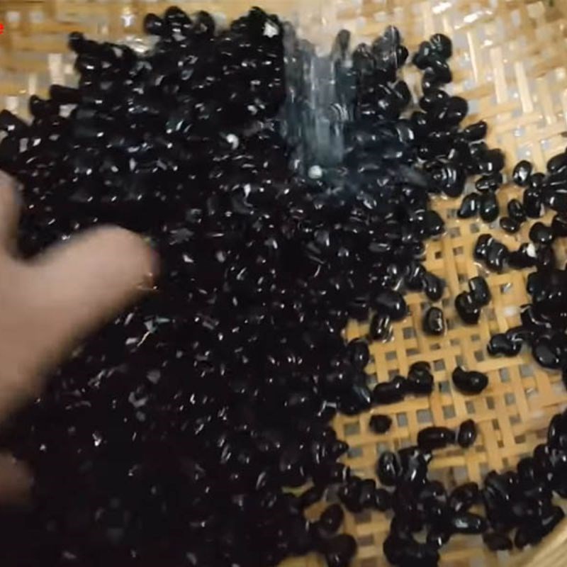 Bước 1 Sơ chế đậu đen và gừng tươi Nước đậu đen với gừng