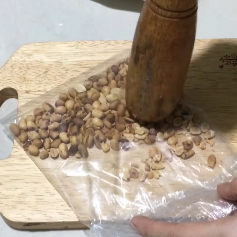 Bước 2 Sơ chế đậu phộng và làm khuôn kem ống tại nhà Kem ống
