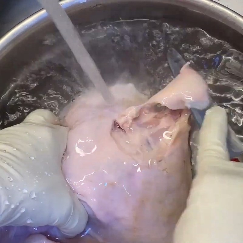 Bước 1 Sơ chế gà Gà hầm sâm Hàn Quốc