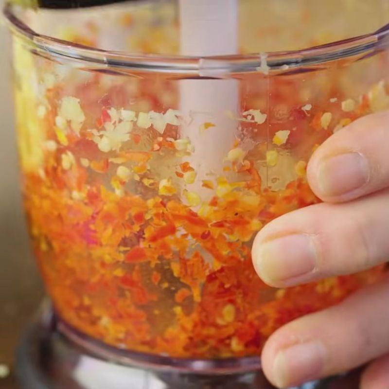 Bước 1 Sơ chế gừng và ớt Nước chấm vịt luộc