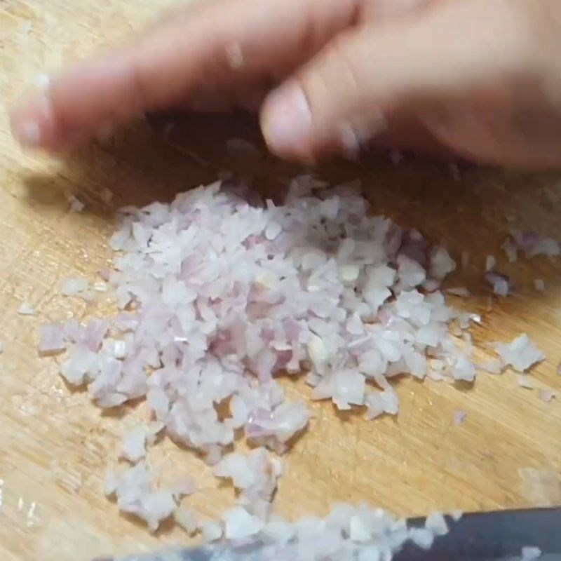 Bước 1 Sơ chế hành khô và ớt tươi Pha tương bần