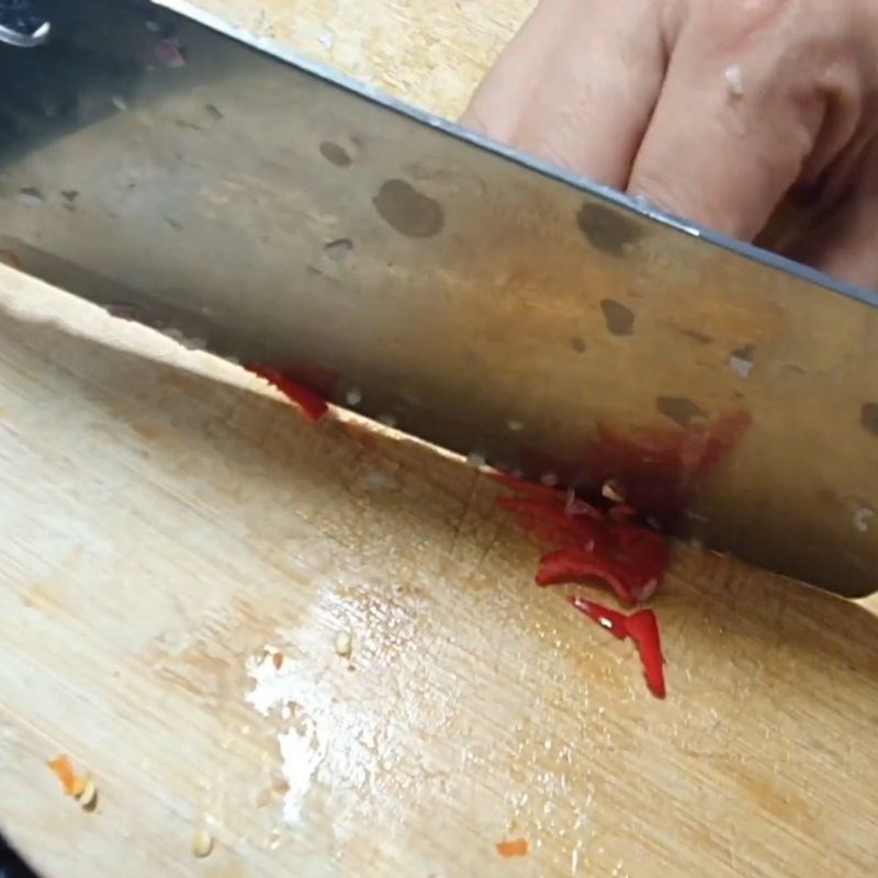 Bước 1 Sơ chế hành khô và ớt tươi Pha tương bần