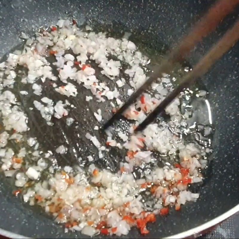 Bước 1 Sơ chế hành khô và ớt tươi Pha tương bần