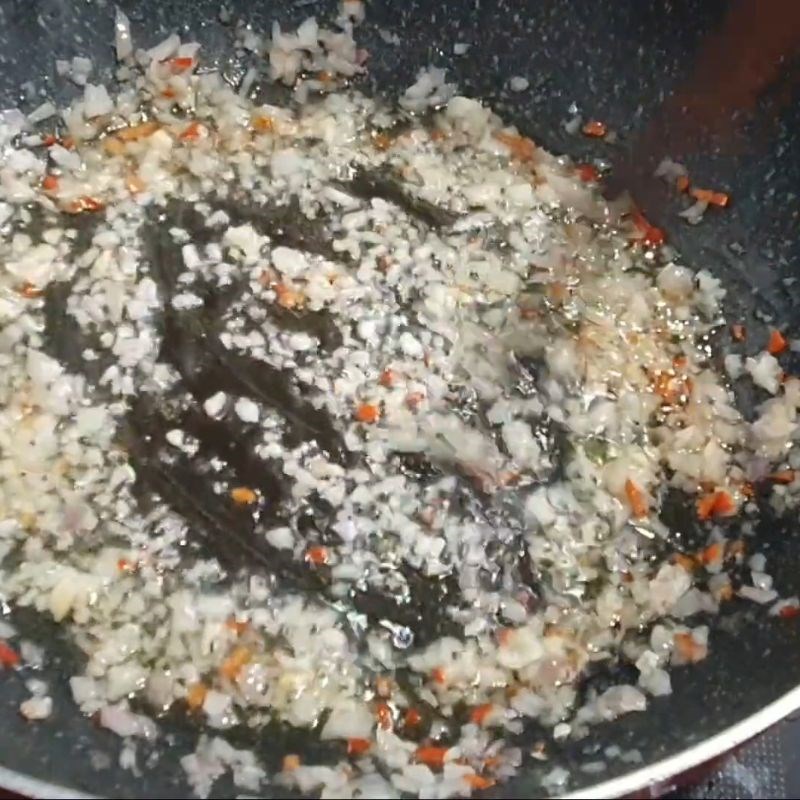 Bước 1 Sơ chế hành khô và ớt tươi Pha tương bần