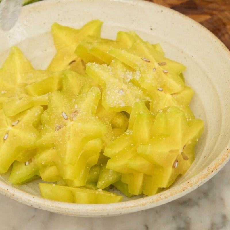 Bước 2 Sơ chế khế và các nguyên liệu khác Thịt bò xào khế