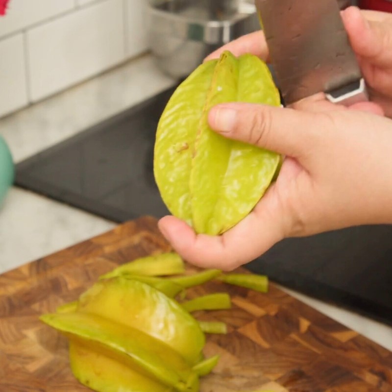 Bước 2 Sơ chế khế và các nguyên liệu khác Thịt bò xào khế