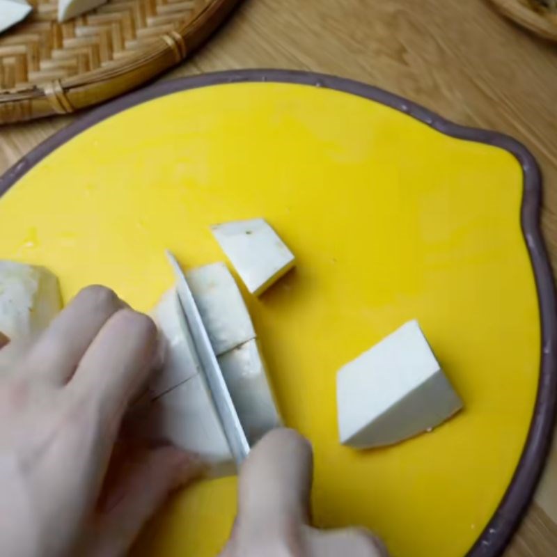 Bước 2 Sơ chế khoai môn và sả Gà om sấu