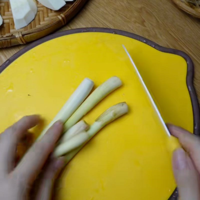 Bước 2 Sơ chế khoai môn và sả Gà om sấu