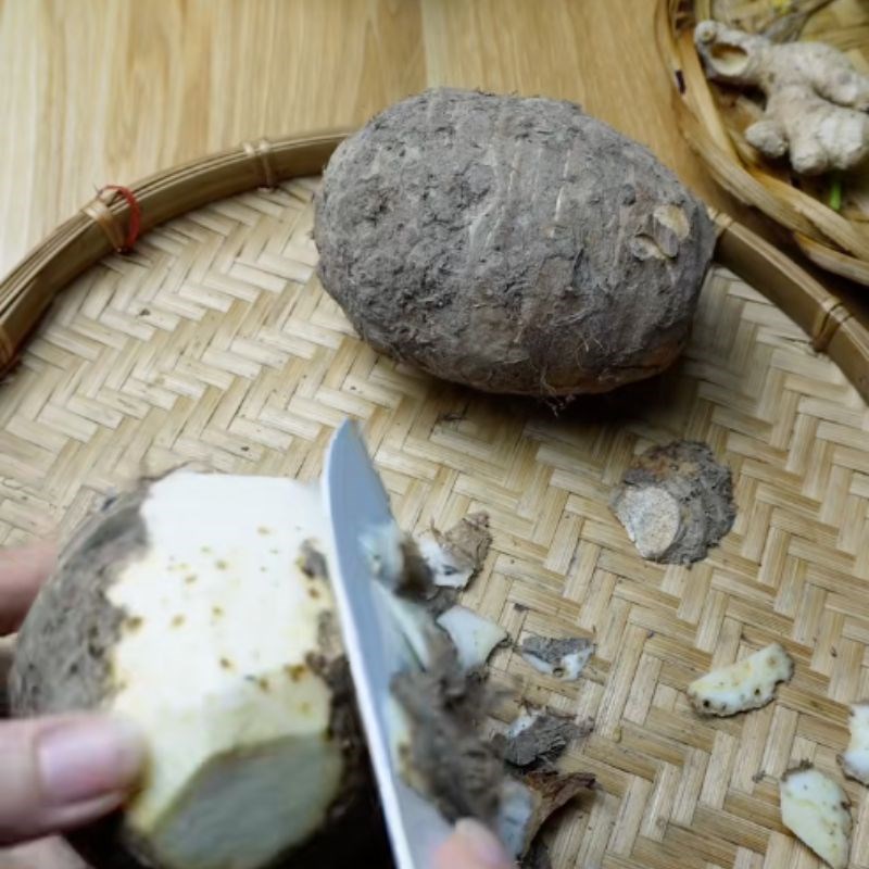 Bước 2 Sơ chế khoai môn và sả Gà om sấu