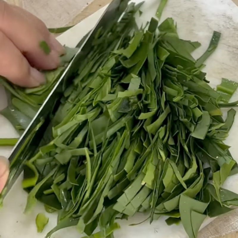 Bước 1 Sơ chế lá bứa và các nguyên liệu khác Lá bứa nấu canh chua