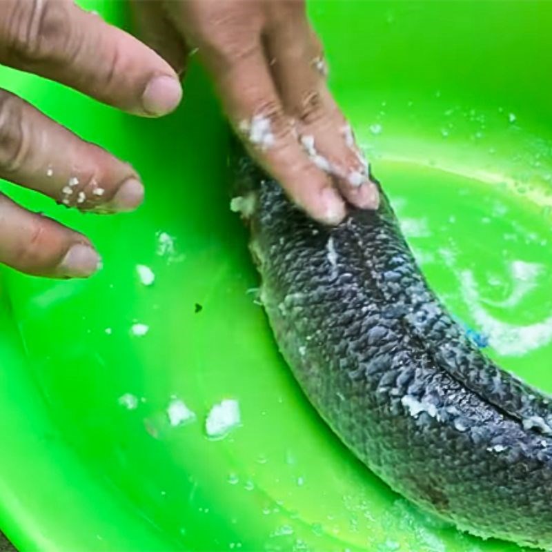 Bước 1 Sơ chế lá bứa và các nguyên liệu khác Lá bứa nấu canh chua