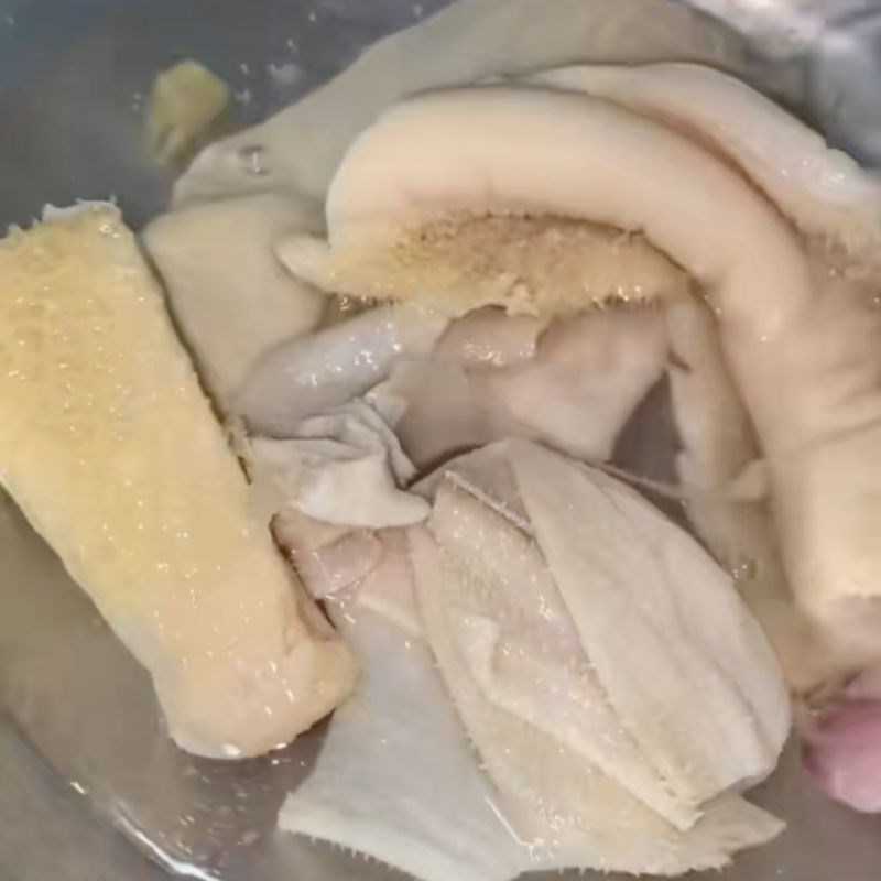 Bước 1 Sơ chế lòng bò và các nguyên liệu Lòng bò xào lá lốt