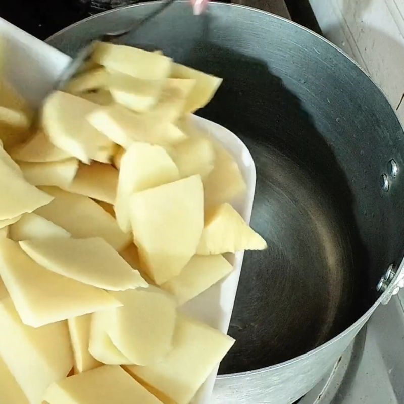 Bước 2 Sơ chế măng tươi Vịt nấu măng miền bắc