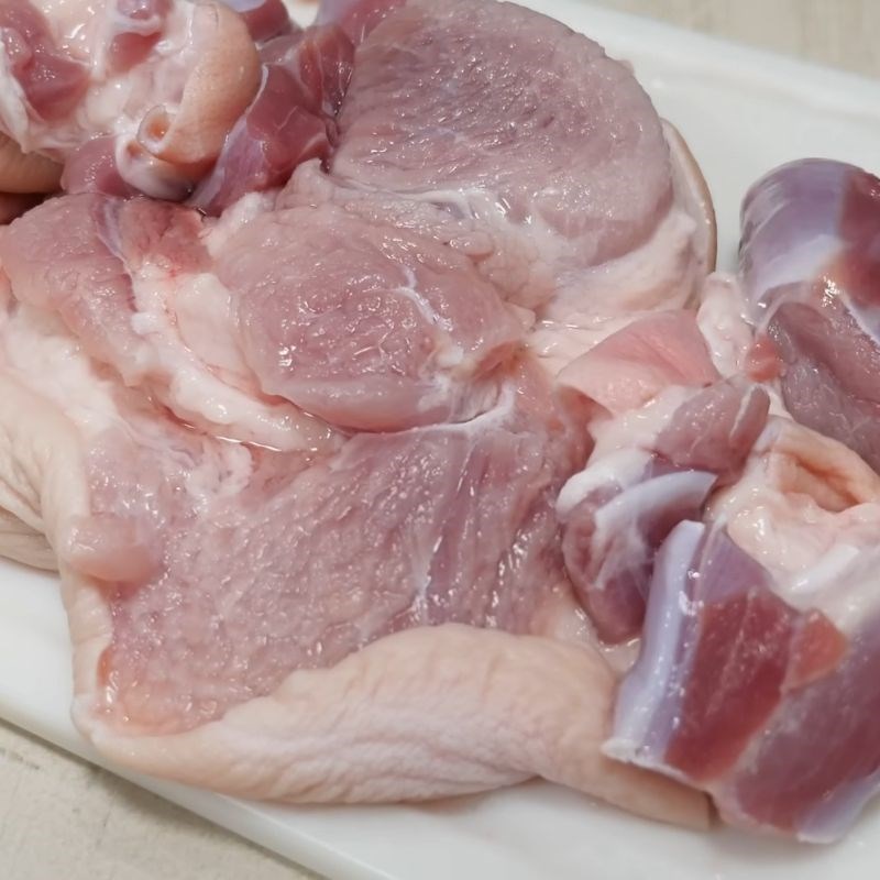 Bước 1 Sơ chế móng giò sạch sẽ Móng giò nấu canh chua