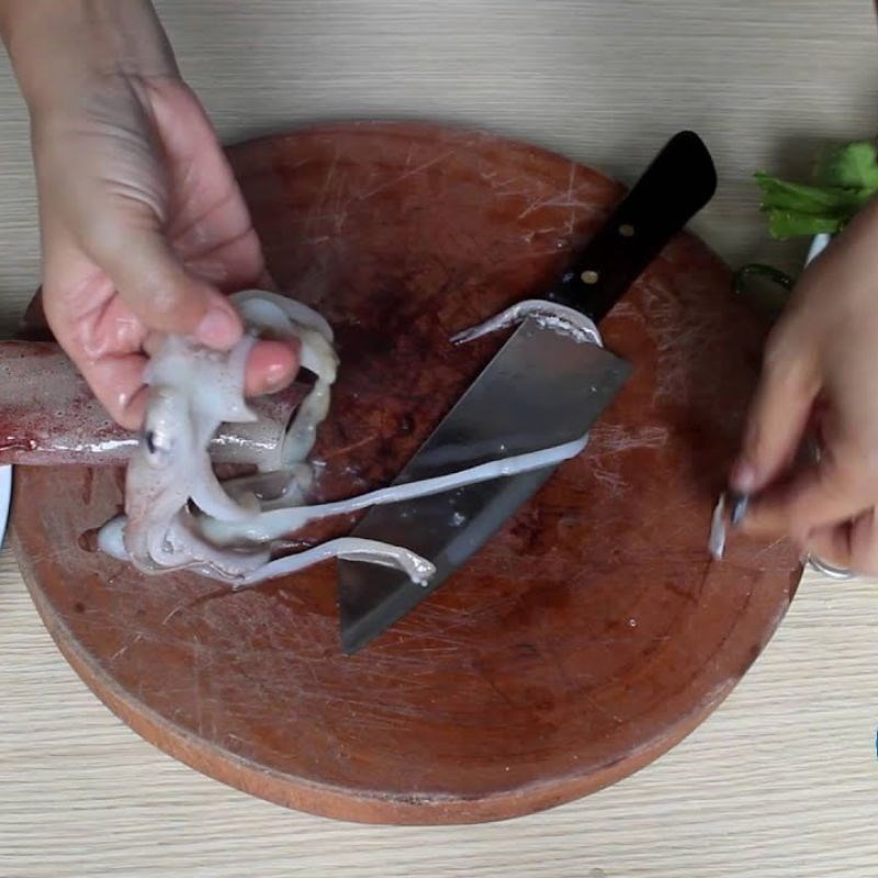 Bước 1 Sơ chế mực tươi ngon Mực hấp cuốn bánh tráng