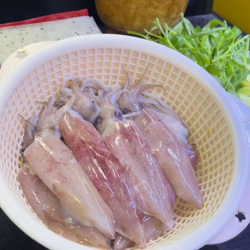 Bước 1 Sơ chế mực tươi ngon Mực hấp cuốn bánh tráng