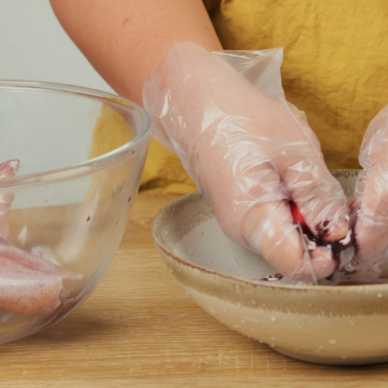 Bước 1 Sơ chế mực và ướp gia vị Lá vông vang nấu canh chua