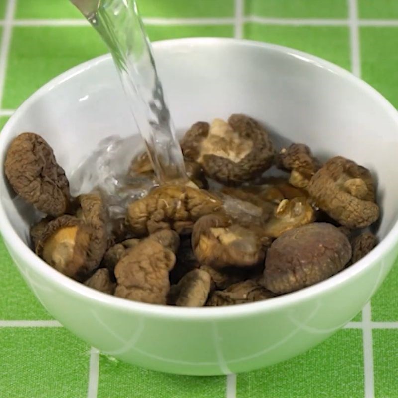 Bước 1 Sơ chế nguyên liệu Gà ác hầm đậu đen