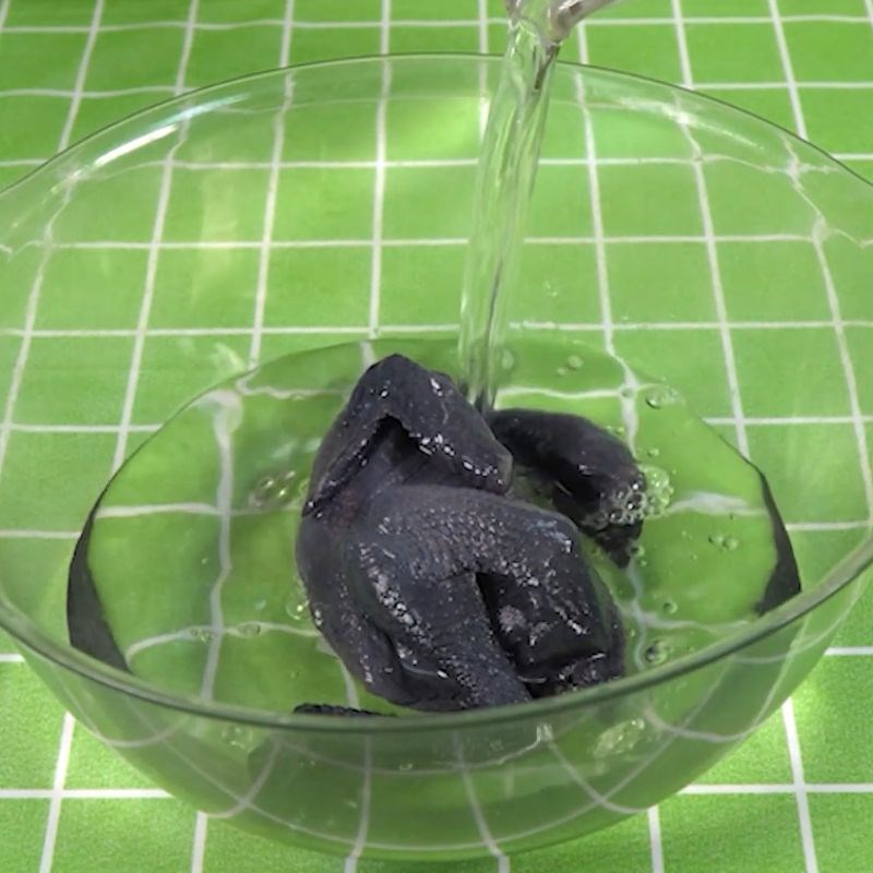 Bước 1 Sơ chế nguyên liệu Gà ác hầm đậu đen