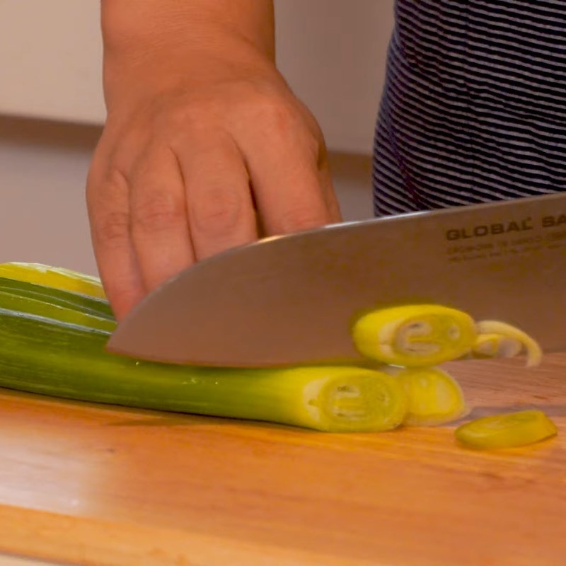 Bước 1 Sơ chế các nguyên liệu Tokbokki chả cá