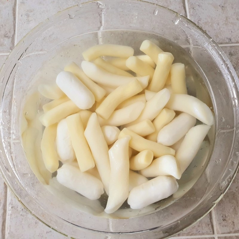 Bước 1 Sơ chế các nguyên liệu Tokbokki chả cá