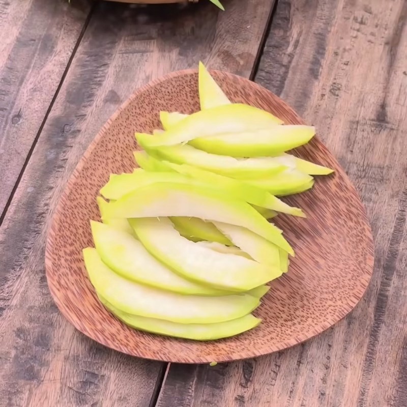 Bước 1 Sơ chế nguyên liệu Bánh tráng cuốn trứng lòng đào