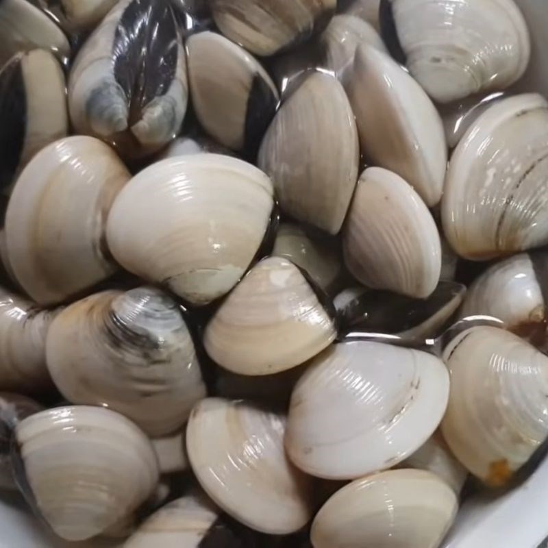 Bước 1 Sơ chế nguyên liệu Ngao xào me