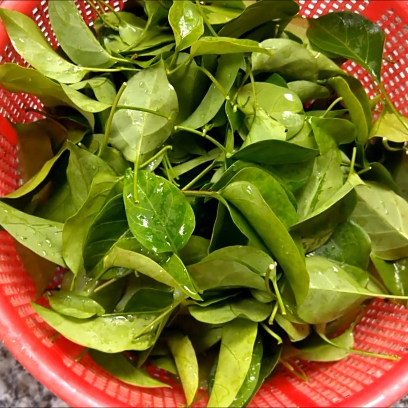 Bước 1 Sơ chế nguyên liệu Gà xào lá giang