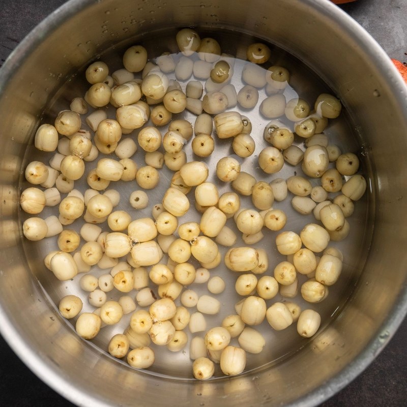 Bước 1 Sơ chế nguyên liệu Chè hạt sen thập cẩm