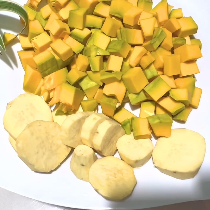 Bước 1 Sơ chế nguyên liệu Chè khoai dẻo thập cẩm