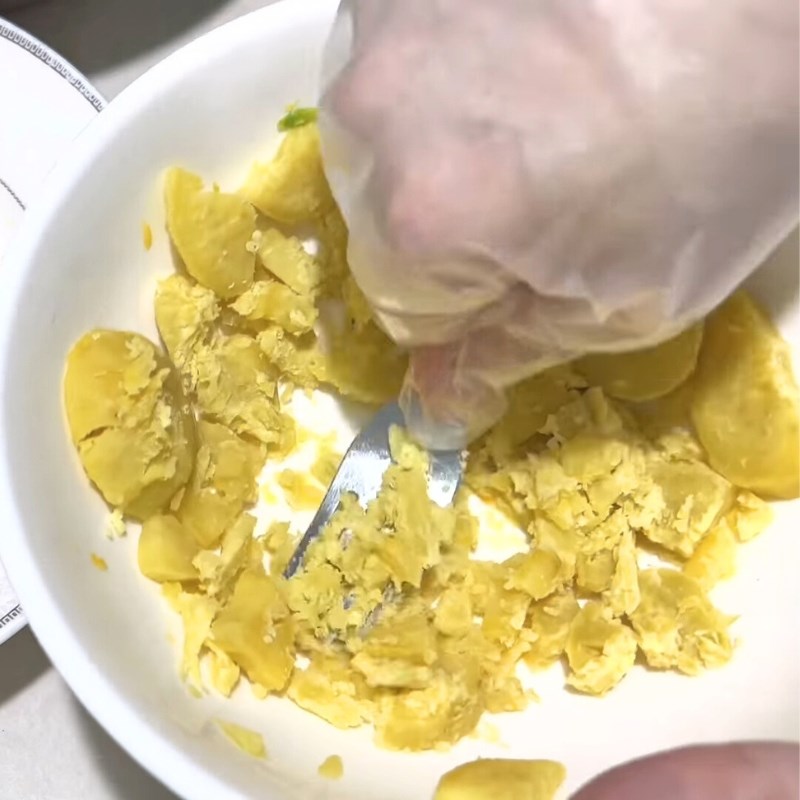 Bước 1 Sơ chế nguyên liệu Chè khoai dẻo thập cẩm