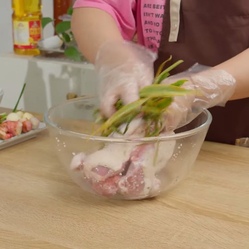 Bước 1 Sơ chế nguyên liệu Vịt nướng riềng sả bằng nồi chiên không dầu