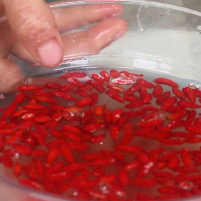 Bước 1 Sơ chế nguyên liệu Chè hạt sen táo đỏ kỷ tử