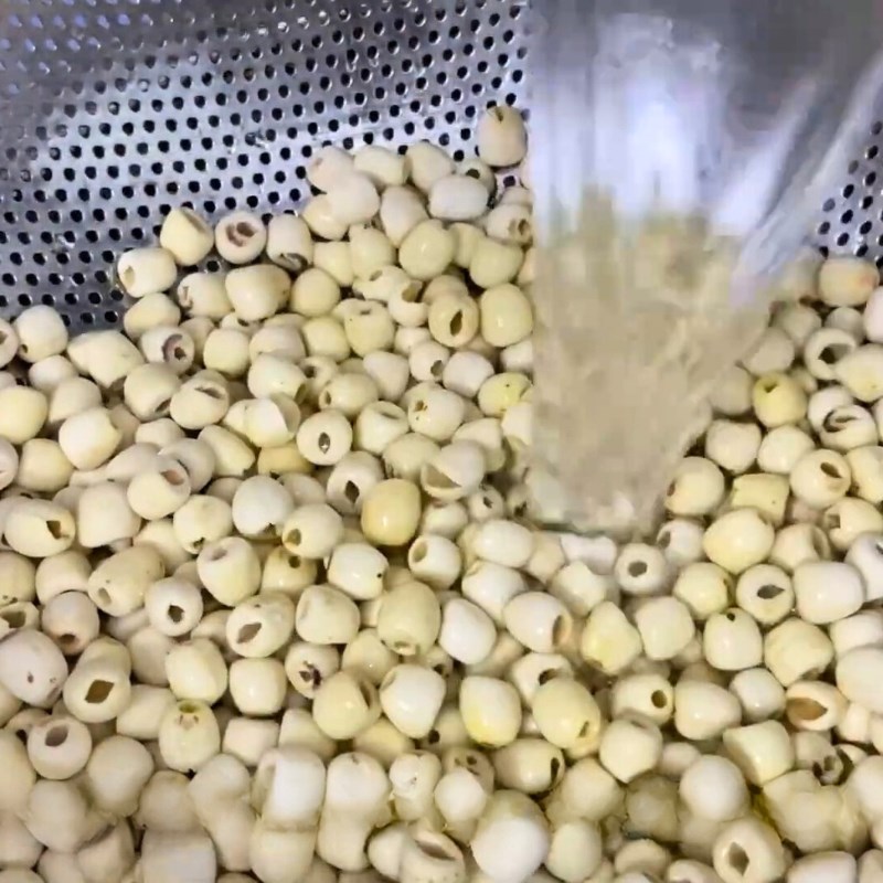 Bước 1 Sơ chế nguyên liệu Chè hạt sen táo đỏ kỷ tử