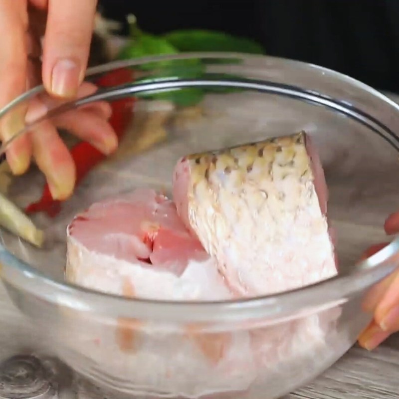 Bước 1 Sơ chế nguyên liệu tươi ngon Cá trắm hấp sả gừng